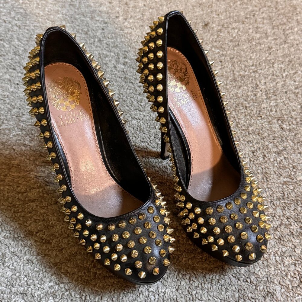 LIKE NEW Vince Camuto platform pumps "Madelyn" with gold studs, size 6.5